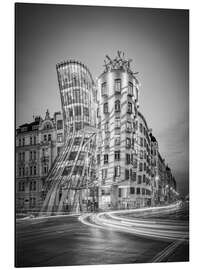 Aluminiumsbilde Dancing house in Prague, black and white