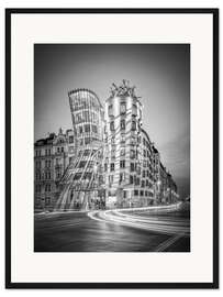 Gerahmter Kunstdruck Tanzendes Haus in Prag, schwarz-weiß