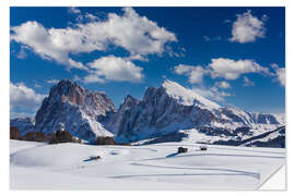 Sisustustarra Winter on the Alpe di Siusi with a view of the Sassolungo and Plattkofel