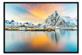 Gerahmter Kunstdruck Brennender Himmel über Sakrisoy und Olstind, Norwegen