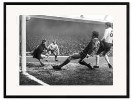 Plakat artystyczny premium w ramie Bob Wilson lets in a goal from John Toshack, 30 January 1971