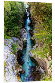 Hartschaumbild Der Fluss Soca in Slowenien windet sich durch ein tiefes Tal