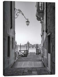 Canvas print  Small alley on the shore of the lagoon in Venice - Jan Christopher Becke