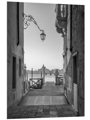 PVC-tavla Small alley on the shore of the lagoon in Venice