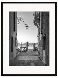 Gerahmter Kunstdruck Kleine Gasse am Ufer der Lagune in Venedig