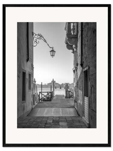 Plakat artystyczny premium w ramie Small alley on the shore of the lagoon in Venice