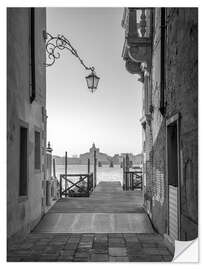 Selvklebende plakat Small alley on the shore of the lagoon in Venice