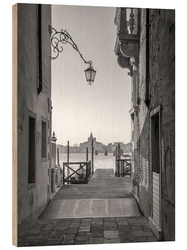 Quadro de madeira Small alley on the shore of the lagoon in Venice