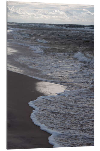 Tableau en aluminium Clouds, waves and beach on golden evening walk