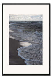 Gerahmter Kunstdruck Wolken, Wellen und Strand am goldenen Abendspaziergang