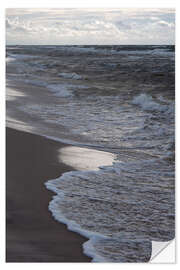 Vinilo para la pared Clouds, waves and beach on golden evening walk