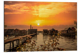 Tableau en aluminium Cottages on the lake with a jetty at sunset