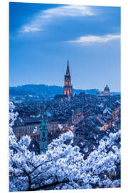 Tableau en PVC The old town of Bern during the cherry blossom season in the blue hour