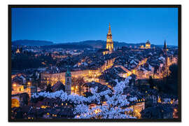 Gerahmter Kunstdruck Altstadt von Bern während der Kirschblüte in Dämmerung
