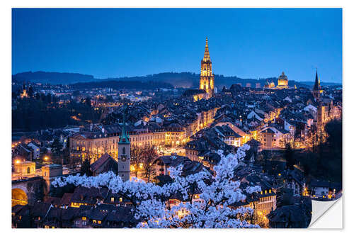 Wandsticker Altstadt von Bern während der Kirschblüte in Dämmerung