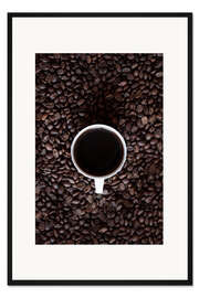Gerahmter Kunstdruck Schwarzer Kaffee auf gerösteten Bohnen