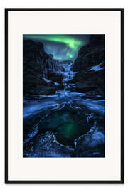 Gerahmter Kunstdruck Polarlichtnacht über einen gefrorenen Wasserfall in Island