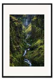 Gerahmter Kunstdruck Eine dramatische grüne Schlucht in Island