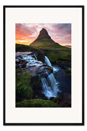 Gerahmter Kunstdruck Sonnenuntergang über dem imposanten Kirkjufell in Island