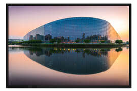 Gerahmter Kunstdruck Moderne Gebäudereflexionen auf ruhigem Wasser