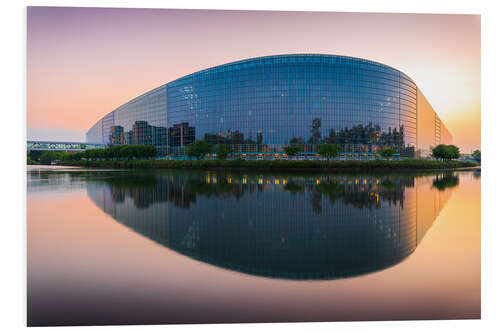 Print på skumplade Modern building reflections on calm water