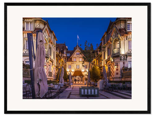 Impressão artística com moldura Historic Hotel Le Normandy in the evening