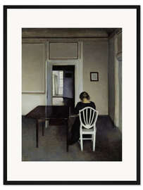 Gerahmter Kunstdruck Interieur mit Ida auf weißem Stuhl
