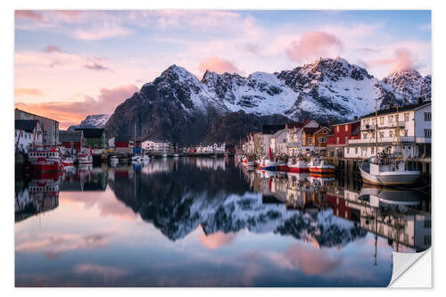 Naklejka na ścianę A quiet evening in Henningsvaer in Lofoten