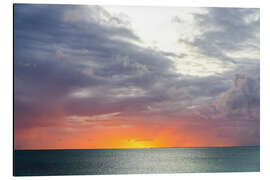 Quadro em alumínio Clouds in the burning sky at sunset