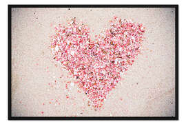 Gerahmter Kunstdruck Herz mit rosa Muscheln an einem tropischen Strand