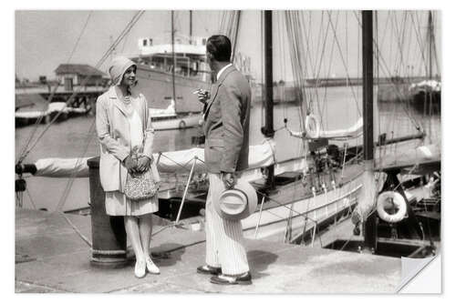 Wandsticker Elegantes Paar im Yachthafen von Deauville, Frankreich, 1920er