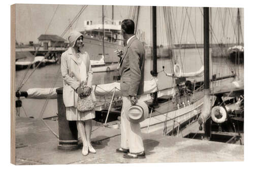 Tableau en bois Couple élégant dans le port de Deauville, France, années 1920