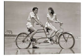 Alubild Pärchen fährt Tandem am Strand, 1940er