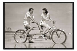 Gerahmter Kunstdruck Pärchen fährt Tandem am Strand, 1940er