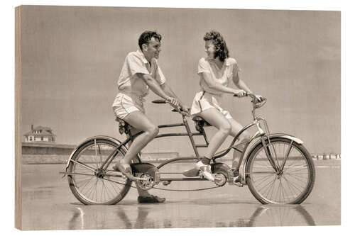 Holzbild Pärchen fährt Tandem am Strand, 1940er