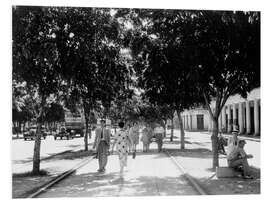 PVC-tavla Pedestrians on Avenida Simon Bolivar in Havana, Cuba, 1940s