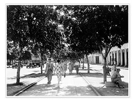 Veggbilde  Pedestrians on Avenida Simon Bolivar in Havana, Cuba, 1940s