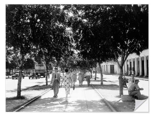 Wall sticker Pedestrians on Avenida Simon Bolivar in Havana, Cuba, 1940s