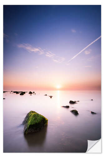 Selvklæbende plakat Enjoy the setting sun by the sea