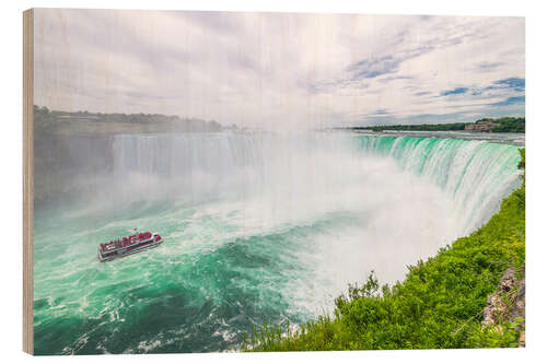 Stampa su legno Tourist boat approaching the Niagara falls