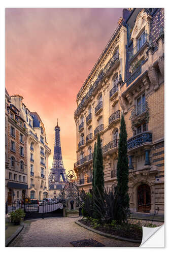 Selvklebende plakat Eiffel Tower in front of a pink evening sky