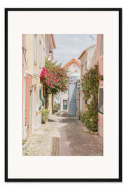 Gerahmter Kunstdruck Pastellfarbene Straße in Cascais, Portugal