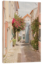 Holzbild Pastellfarbene Straße in Cascais, Portugal