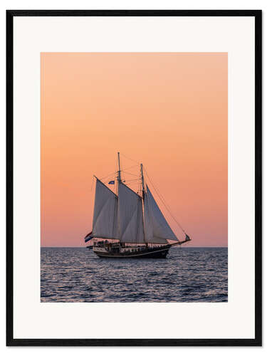 Gerahmter Kunstdruck Segelschiff im Sonnenuntergang auf der Hanse Sail