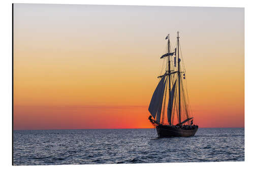 Cuadro de aluminio Sailing ship at sunset on the Baltic Sea