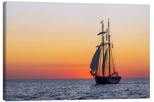 Leinwandbild Segelschiff bei Sonnenuntergang auf der Ostsee