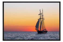Gerahmter Kunstdruck Segelschiff bei Sonnenuntergang auf der Ostsee