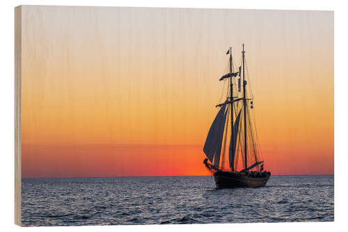 Tableau en bois Sailing ship at sunset on the Baltic Sea