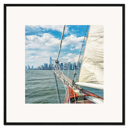 Gerahmter Kunstdruck Mit dem Segelboot in der Bucht vor NYC I