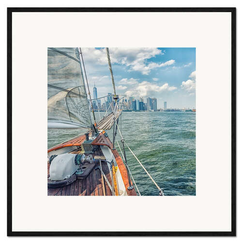 Gerahmter Kunstdruck Mit dem Segelboot in der Bucht vor NYC II